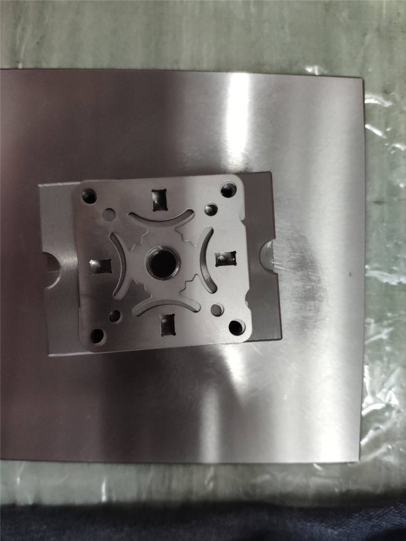 (3) Put the centering plate on the bottom