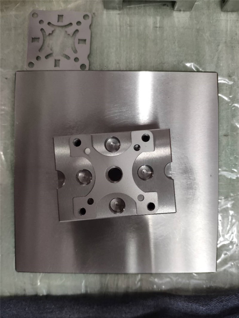 Put the centering plate on the bottom